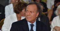 Julio Iglesias presume del original regalo que le ha hecho su hijo Julio José