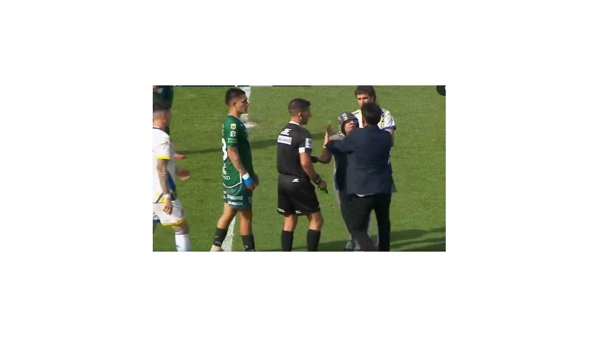 Qué dijo el hincha que irrumpió en el Sarmiento–Central para encarar al árbitro Merlos