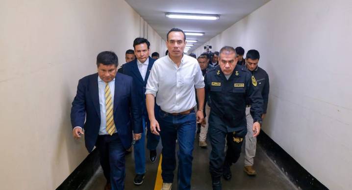 Mismo Nayib Bukele: Presidente José Jerí pone en el piso a presos