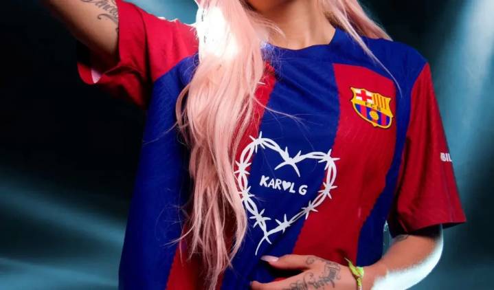 KAROL G LUCE LA NUEVA CAMISETA EN COLABORACIÓN CON EL FC BARCELONA