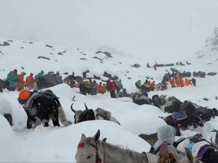 Hikers rescued from Mount Everest after severe snowstorm