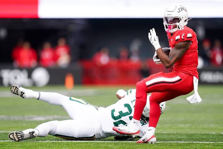 Deadspin | Cincinnati RB Evan Pryor (ankle) sitting out vs. Utah