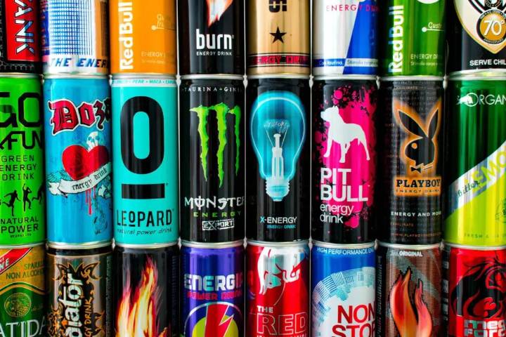 Prohíben venta y consumo de bebidas energizantes a menores de edad