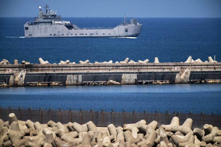 Israeli navy intercepts boats attempting to break Gaza blockade and arrests activists