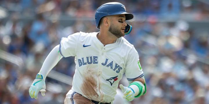 Bo Bichette jogs before ALDS Game 4