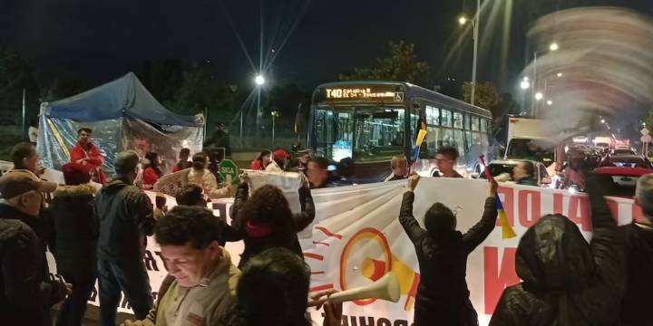 Protestas a las afueras del Vive Claro en Bogotá, previo al concierto de Guns N’ Roses, provocaron colapso vehicular