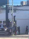 Rescatan agentes viales a gatito de entre los cables de electricidad en la Gómez Morin