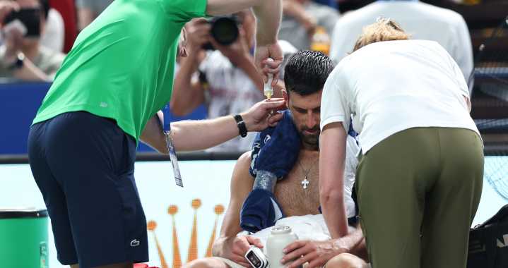 Mareos, bajadas de tensión y pastillas: Djokovic sobrevive al infierno de Shanghái y firma otro récord