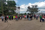 Bloquean habitantes vía en Poza Rica; exigen remover lodo