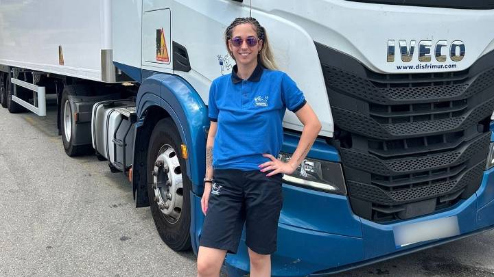 Andrea tiene 23 años y es la camionera más joven de España: «Nunca duermo en un área de descanso»