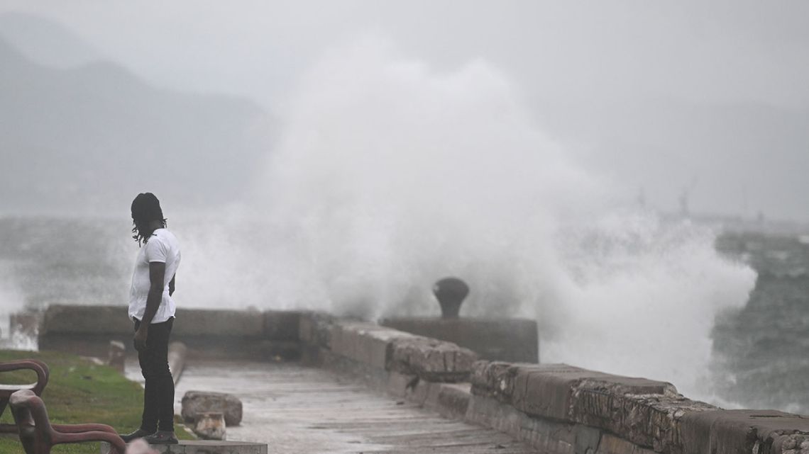 Jamaica espera el impacto del huracán Melissa: “No hay infraestructura que pueda resistir una categoría 5 en la región”