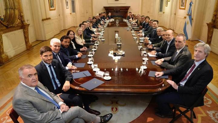 Con la presencia de Pullaro, Milei se reunió con los gobernadores en Casa Rosada para avanzar en las reformas