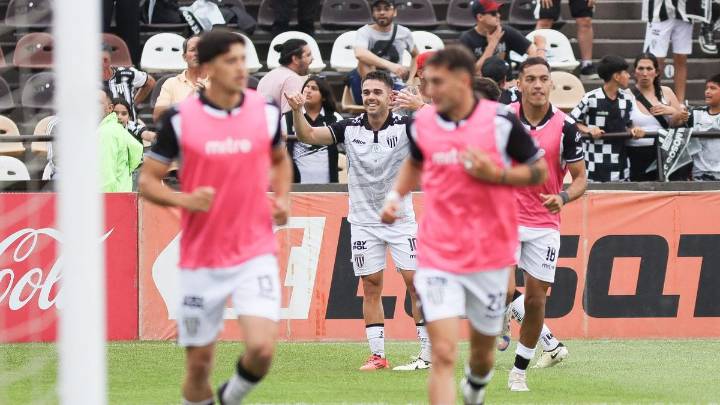 El golazo que no fue: Nicolás Romano rompió el arco y el VAR lo anuló por mano previa