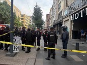 Policías salvan a hombre que cayó del segundo piso de un hotel en el Centro Histórico de CDMX