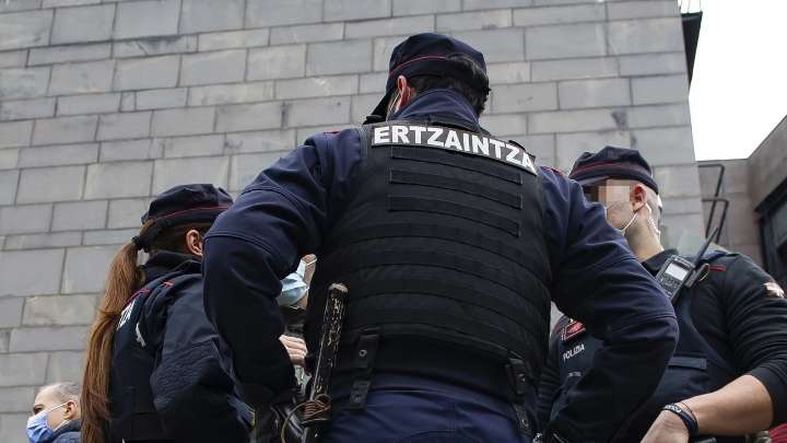 Un hombre detenido en Bilbao por retener a su madre enferma entre basura
