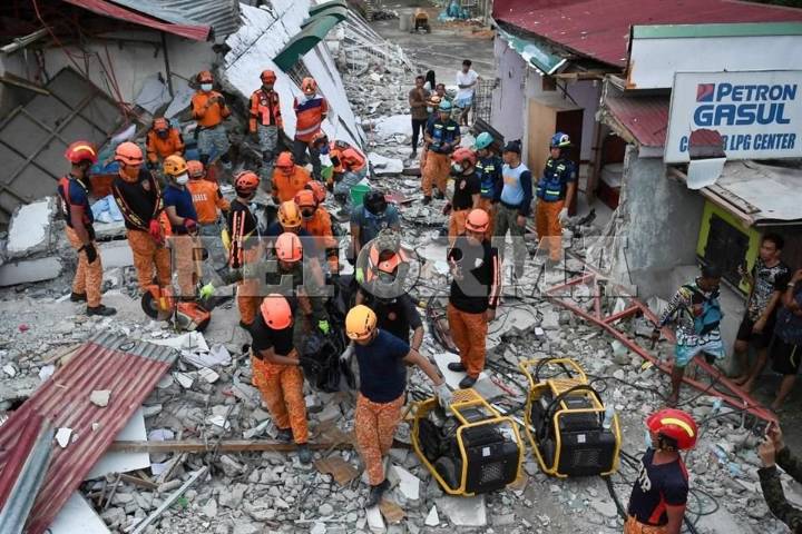Reportan 72 muertos tras sismo en Filipinas