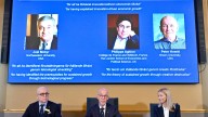 Joel Mokyr, Philippe Aghion y Peter Howitt, galardonados con el Nobel de Economía