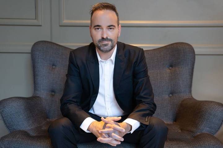 Tarjetas de crédito de metal y madera, la apuesta global de un empresario argentino