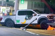 Falla su fuga: atora camioneta en cruce en Matamoros