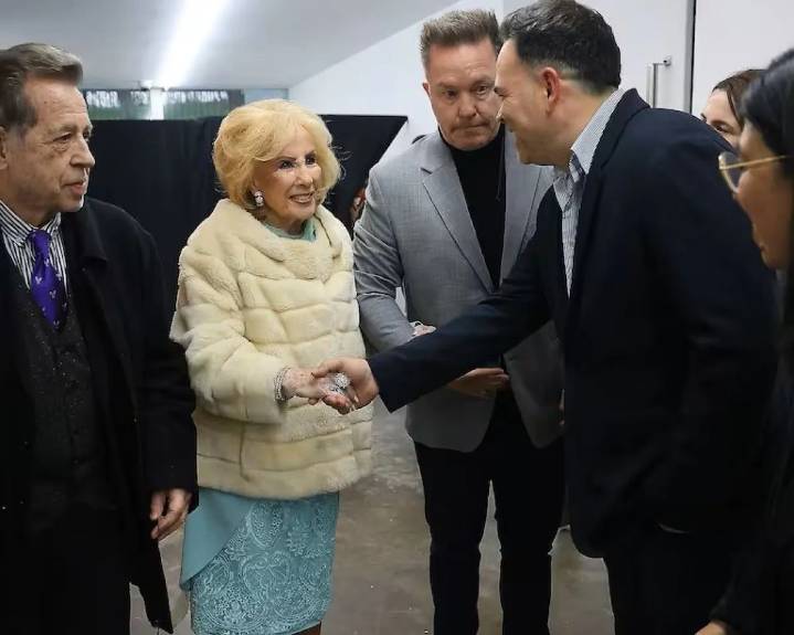 Con la presencia de Mirtha Legrad, el artista misionero Andrés Paredes presentó sus obras en un evento solidario