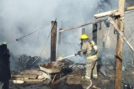 Incendio consume corral y deja cuantiosos daños en el ejido Paso del Águila