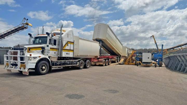 Esperance farmers celebrate first harvest delivery with 55 tonne truckload kickstarting WA bin
