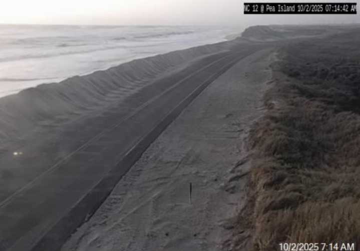 Carretera NC 12 sigue cerrada por paso de tormentas en Ocracoke