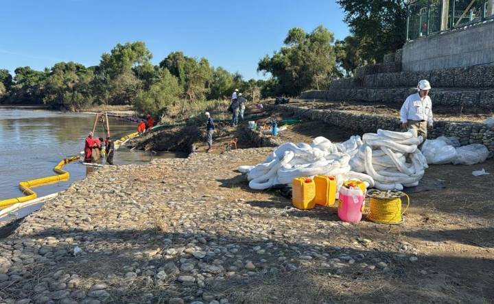 Tras derrame de hidrocarburo, Pemex concluye limpieza en la bocatoma de agua de Álamo, Veracruz; restablece operación