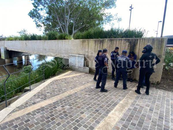 Hombre en situación de calle ingresa a un tubo de desagüe en el Centro de Tepic