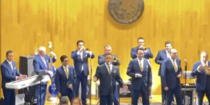 Diputados de Morena abandonan sesión para bailar y tocar a ritmo de la Sonora Santanera