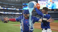 Los Azulejos y los Cerveceros arrasan al inicio de las series divisionales de Grandes Ligas