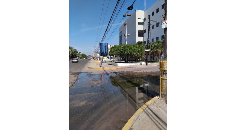 Se derraman miles de litros de aguas negras entre calle Gaviotas y Avenida Ejército Mexicano