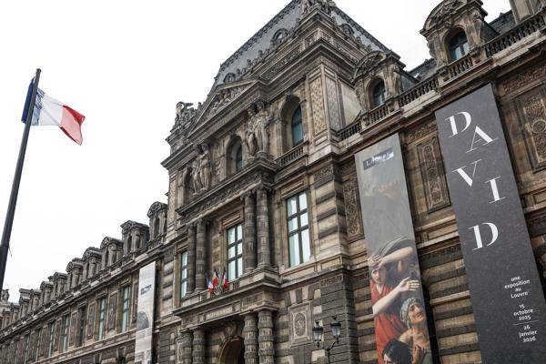 Un atraco en el Louvre, sin heridos, lleva al cierre del museo durante todo el día