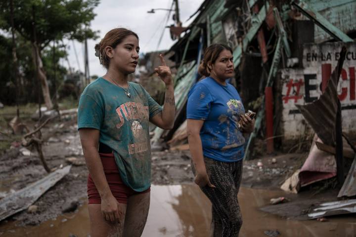 Reclaman en Veracruz que el gobierno no alertó por fuertes llluvias; suman 64 muertos
