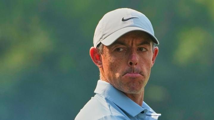 Fleetwood leads, McIlroy fights to stay in contention in India in front of cricket great Tendulkar