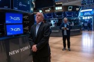 Restringiría EU ventas de software a China; caen acciones