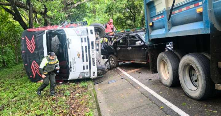 Accidente de tránsito en la vía al Guamo, al parecer provocado por caída de árboles