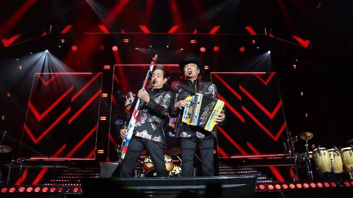 Los Tigres del Norte llenan en Puebla y hasta suben a fans al escenario
