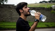 Agua embotellada: riesgos graves para la salud que debes conocer