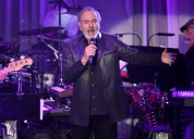 Neil Diamond, battling Parkinson’s, shocks fans with rare performance