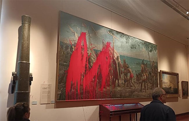Activistas atacan con pintura un cuadro de Cristóbal Colón en el Museo Naval de Madrid