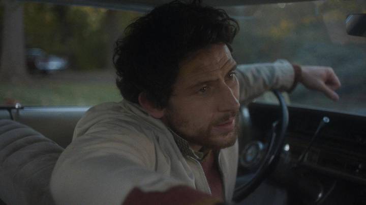 Crítica de 'The mastermind': Josh O'Connor protagoniza un filme esencialista de dudas y atracos