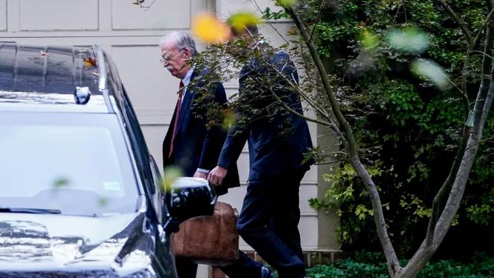 John Bolton, exconsejero de seguridad nacional y crítico de Trump, se entrega a la justicia