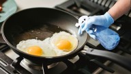Por qué hay que rociar la sartén con vinagre antes de cocinar los huevos: ¿qué significa?