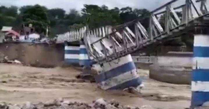 Massive landslide kills 24, including 7 children, as video shows building collapse into river