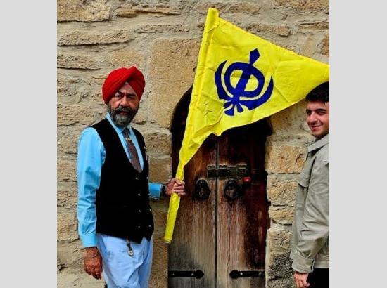 First in 557 years, Nishan Sahib hoisted at historic site of Guru Nanak Dev in Baku, Azerbaijan [ FULL VIEW ]