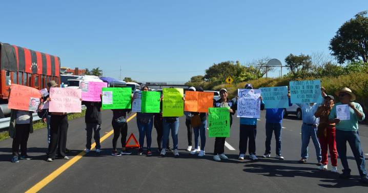 Familiares bloquean autopista Puebla-Atlixco exigir búsqueda de maestra desaparecida