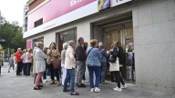 Malestar y largas filas en las agencias de Zaragoza para conseguir un viaje del Imserso: "Es una tomadura de pelo"