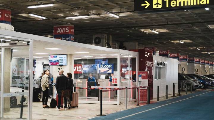Más "hostigamiento" del PP al sector: 'Rent a car' y hoteleros contra la subida de la ecotasa y el nuevo impuesto para vehículos