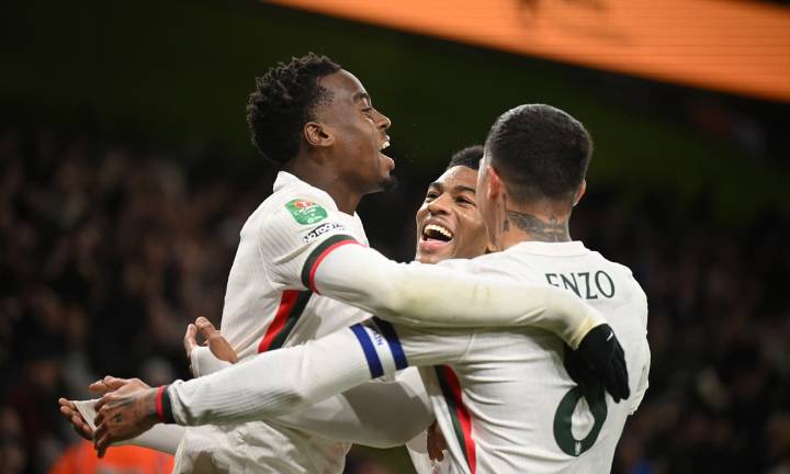 Wolves 3-4 Chelsea: Liam Delap sent off on return as Blues scrape into Carabao Cup quarter